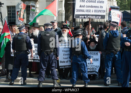 Whitehall, Londra, Regno Unito. Il 9 settembre, 2015. La polizia riescono a contenere i manifestanti contrapposti, pro e contro Israele, al di fuori di Downing Street a Londra. Foto Stock