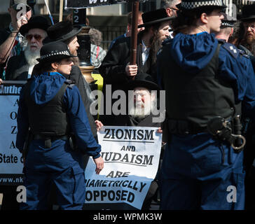 Whitehall, Londra, Regno Unito. Il 9 settembre, 2015. La polizia riescono a contenere i manifestanti contrapposti, pro e contro Israele, al di fuori di Downing Street a Londra. Foto Stock