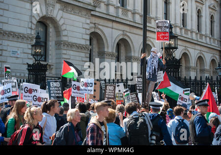 Whitehall, Londra, Regno Unito. Il 9 settembre, 2015. La polizia riescono a contenere i manifestanti contrapposti, pro e contro Israele, al di fuori di Downing Street a Londra. Foto Stock
