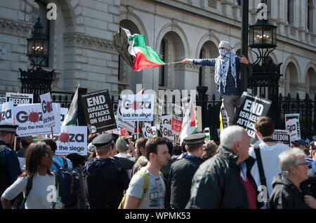 Whitehall, Londra, Regno Unito. Il 9 settembre, 2015. La polizia riescono a contenere i manifestanti contrapposti, pro e contro Israele, al di fuori di Downing Street a Londra. Foto Stock