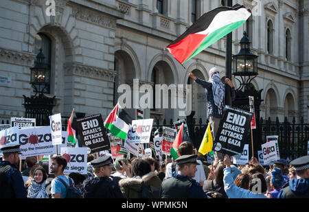 Whitehall, Londra, Regno Unito. Il 9 settembre, 2015. La polizia riescono a contenere i manifestanti contrapposti, pro e contro Israele, al di fuori di Downing Street a Londra. Foto Stock