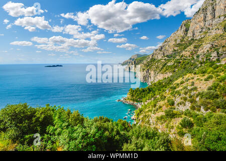 Una vista dalla famosa Costiera Amalfitana drive road verso le scogliere, montagne, litorale, le spiagge e il Mare Mediterraneo vicino alla città di Sorrento Italia Foto Stock