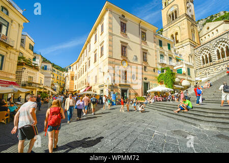 Il centro della cittadina di Amalfi sulla Costiera Amalfitana con le scale che portano fino alla famosa Cattedrale di Amalfi come turisti shopping e cena Foto Stock