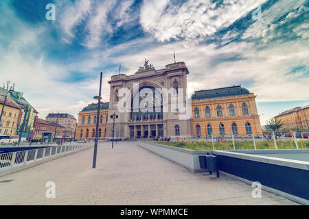 Budapest alla Stazione ferroviaria di Keleti la mattina con drammatica sky Foto Stock