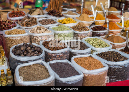 Anjuna Beach, Goa/India- Aprile 4 2018: Indian Spice essendo venduto da fornitori ad Anjuna Beach Goa Foto Stock