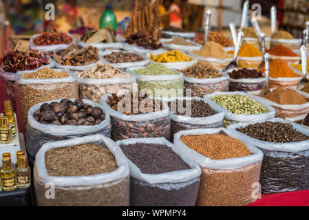 Anjuna Beach, Goa/India- Aprile 4 2018: Indian Spice essendo venduto da fornitori ad Anjuna Beach Goa Foto Stock