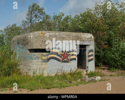 San Pietroburgo, Russia, Agosto 27, 2019 vecchio militare sovietica scatola di pillole con graffiti Foto Stock