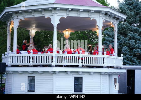 Fond du Lac banda sinfonica a giocare a Lakeside Park di Fond du Lac Wisconsin su 4 Luglio, 2019 Foto Stock