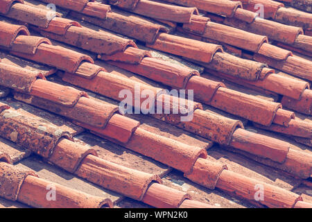 Vista dettagliata del frammento di antiche tegole texture in Italia Foto Stock