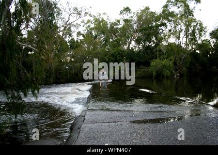 Watercrossing con due 4x4 in North Queensland, la foresta pluviale di Daintree e Cape Tribulation, Australia Foto Stock