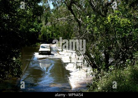 Watercrossing con due 4x4 in North Queensland, la foresta pluviale di Daintree e Cape Tribulation, Australia Foto Stock