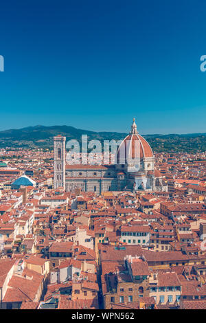 Il Duomo di Santa Maria del Fiore la Chiesa cattolico romana edificio in Firenze, Italia, stile gotico architettura, vista generale Foto Stock