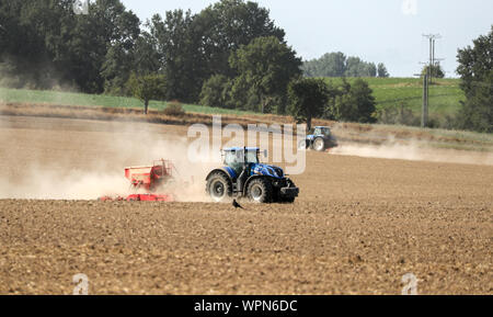 06 settembre 2019, in Sassonia, Grimma: due trattori drive su un campo vicino a Grimma con una seminatrice (anteriore), un erpice e un sacco di polvere. Foto: Jan Woitas/dpa-Zentralbild/ZB Foto Stock