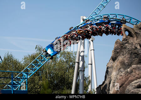 I piloti si girano e si girano sulle mega montagne russe Blue Fire all'Europa-Park di Rust, Germania. Foto Stock