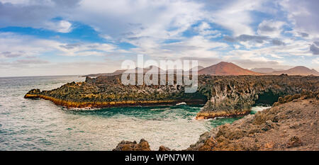 Los Hervideros grotte di lava in Lanzarote Island, popolare attrazione turistica, Isole canarie, Spagna Foto Stock