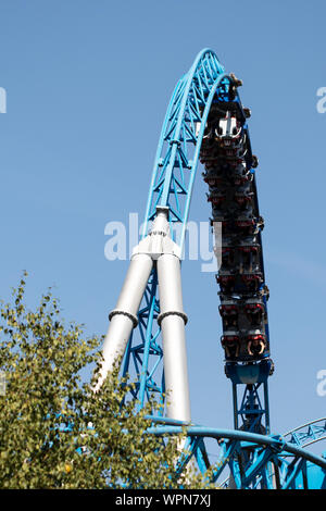 I piloti si capovolgono sulle mega montagne russe Blue Fire all'Europa-Park di Rust, Germania. Foto Stock