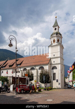 BRESSANONE, Bressanone, Italia - 31 agosto 2019: vista del Santo Spirito Ospedale chiesa, costruita nel 1399. Foto Stock