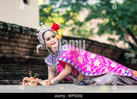 Donna asiatica indossando tipici, tailandese tradizionale abito. È letteralmente significa "outfit Thai', costume nazionale. Foto Stock