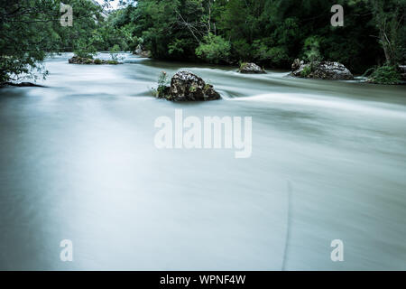 La corrente del fiume in una lunga esposizione outlet Foto Stock