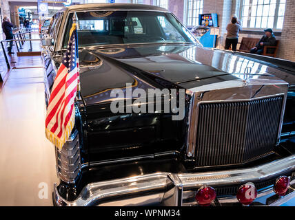 Dearborn, MI, Stati Uniti d'America - Marzo 2019: Il 1972 Lincoln Continental Limousine presidenziale usata da Ronald Reagan presentate nel Museo di Henry Ford di Americ Foto Stock