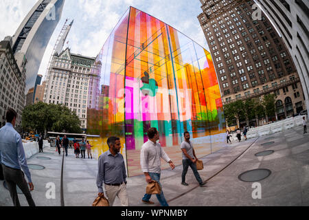 Il cubo di vetro all'ingresso del negozio Apple Store sulla Fifth Avenue a New York è coperta con un arcobaleno pelle lunedì 9 settembre 2019 in anticipo dell'evento speciale Apple annuncio domani. Apple si prevede di annunciare una serie di nuovi e aggiornati i prodotti iphone incluso. (© Richard B. Levine) Foto Stock