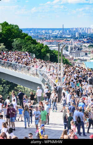 Kiev Kiev: pavimento in vetro Klitschko Pedestrian-Bicycle ponte in , di Kiev, Ucraina Foto Stock