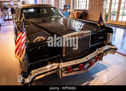 Dearborn, MI, Stati Uniti d'America - Marzo 2019: Il 1972 Lincoln Continental Limousine presidenziale usata da Ronald Reagan presentate nel Museo di Henry Ford di Americ Foto Stock