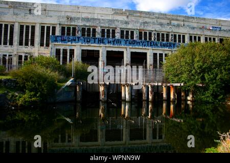 Vecchia Stazione di potenza a Fremantle con graffiti sulla giornata soleggiata con cielo blu e alcune nuvole, accanto alla spiaggia, perduti, Perth, Western Australia Foto Stock