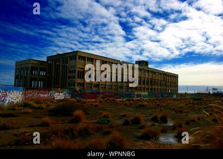 Vecchia Stazione di potenza a Fremantle con graffiti sulla giornata soleggiata con cielo blu e alcune nuvole, accanto alla spiaggia, perduti, Perth, Western Australia Foto Stock