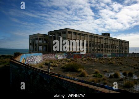 Vecchia Stazione di potenza a Fremantle con graffiti sulla giornata soleggiata con cielo blu e alcune nuvole, accanto alla spiaggia, perduti, Perth, Western Australia Foto Stock