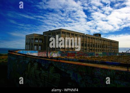 Vecchia Stazione di potenza a Fremantle con graffiti sulla giornata soleggiata con cielo blu e alcune nuvole, accanto alla spiaggia, perduti, Perth, Western Australia Foto Stock