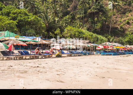 Ozran o poco Vagator Beach, Goa/India- Aprile 21 2018: turisti e famiglie godendo al Little Vagator o Ozran Beach in Goa in India Foto Stock