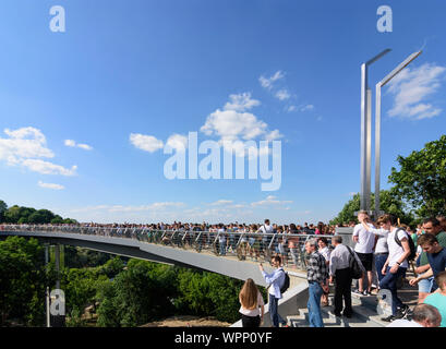 Kiev Kiev: pavimento in vetro Klitschko Pedestrian-Bicycle ponte in , di Kiev, Ucraina Foto Stock