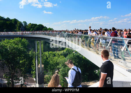 Kiev Kiev: pavimento in vetro Klitschko Pedestrian-Bicycle ponte in , di Kiev, Ucraina Foto Stock