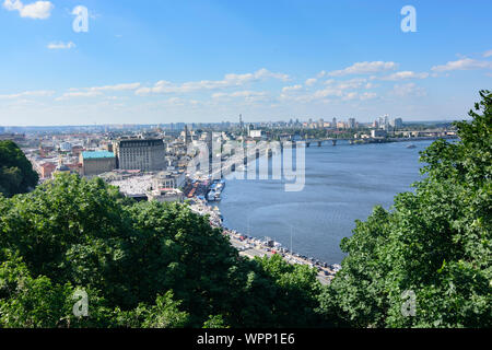 Kiev Kiev: Podil distretto a riva occidentale del fiume Dnipro (Dnieper), vista da nord, chiesa di Saint Nicholas sull'acqua, navi in , di Kiev, Ucraina Foto Stock