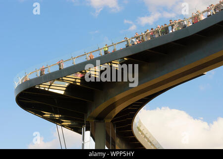 Kiev Kiev: pavimento in vetro Klitschko Pedestrian-Bicycle ponte in , di Kiev, Ucraina Foto Stock