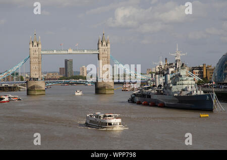 HMS Belfast nel Tamigi con il Tower Bridge come sfondo Foto Stock