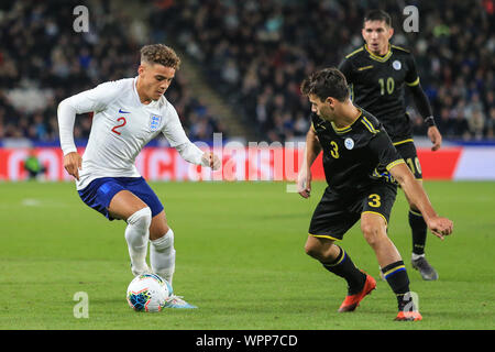 KCOM Stadium, Hull, Inghilterra; Europei Under 21 Championship qualifiche ;, UK. 9 Sep, 2019. U21 vs Kosovo U21Max Aarons (2) d'Inghilterra U21 assume Lirim Kastrati (3) del Kosovo U21 Credito: David ciccioli/News immagini English Football League immagini sono soggette a licenza DataCo Credito: News immagini /Alamy Live News Foto Stock