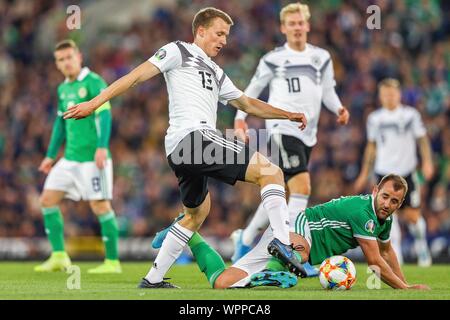 Belfast, Regno Unito. 09Sep, 2019. Belfast, Grossbritannien. 09Sep, 2019. firo: 09.09.2019 Football: Calcio Euro Euro Qualifica: Irlanda del Nord - Germania duelli, Lukas Klostermann (13) versus Niall McGinn (7) | utilizzo del credito in tutto il mondo: dpa/Alamy Live News Foto Stock