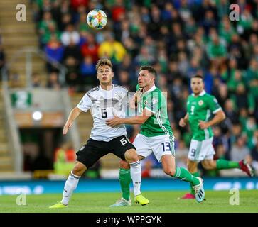 Belfast, Regno Unito. 09Sep, 2019. Belfast, Grossbritannien. 09Sep, 2019. firo: 09.09.2019 Calcio: Soccer EURO Euro Qualifica: Irlanda del Nord - Germania duelli, Germania defender Joshua Kimmich (6) tussles con l' Irlanda del Nord centrocampista Corry Evans (13) | utilizzo del credito in tutto il mondo: dpa/Alamy Live News Foto Stock