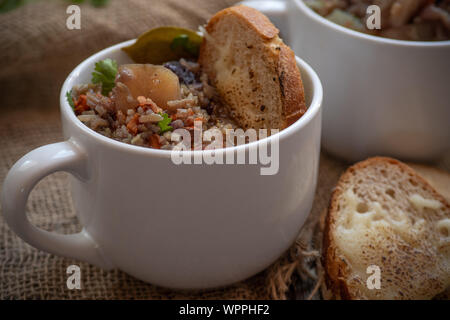 Cavolo e la zuppa di patate servito in tazza di ceramica Foto Stock