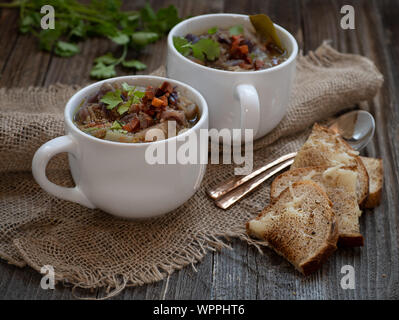 Cavolo e la zuppa di patate servito in tazza di ceramica Foto Stock