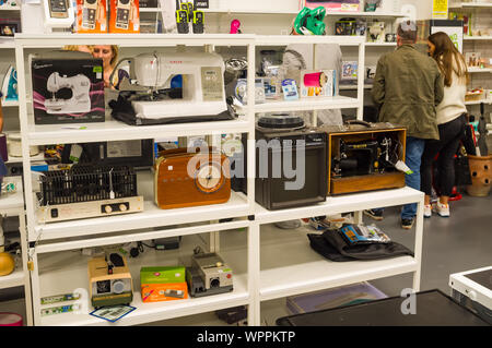 Affari elettrici di seconda mano in mostra nel primo superstore Oxfam a Cowley, Oxford Foto Stock