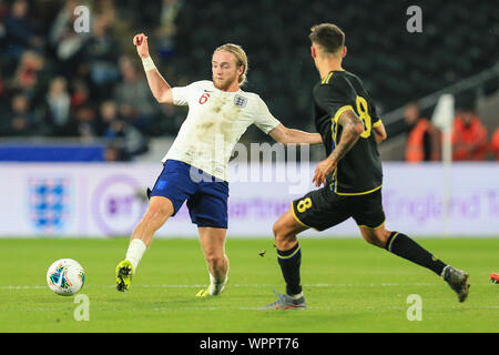 KCOM Stadium, Hull, Inghilterra; Europei Under 21 Championship qualifiche ;, UK. 9 Sep, 2019. U21 vs Kosovo U21 Tom Davies (6) d'Inghilterra U21 sfide per il credito a sfera: David ciccioli/News immagini English Football League immagini sono soggette a licenza DataCo Credito: News immagini /Alamy Live News Foto Stock