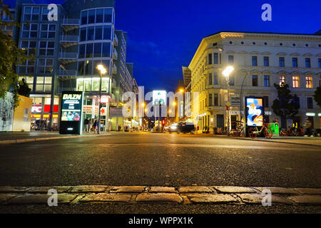 Berlino, Germania. 19 Ago, 2019. Serata foto dell'intersezione Zimmerstraße/Friedrichstraße in direzione di Kochstraße. In mezzo alla strada sorge l'ex Allied checkpoint di "Checkpoint Charlie", il più noto ex checkpoint tra Est e Ovest di Berlino. In primo piano una striscia di acciottolato segna il corso della ex-interna parete della città. Credito: Soeren Stache/dpa-Zentralbild/ZB/dpa/Alamy Live News Foto Stock