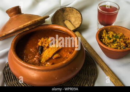 Frutti di mare di Goan curry servita tradizionalmente con succo kokum e gamberetti Foto Stock
