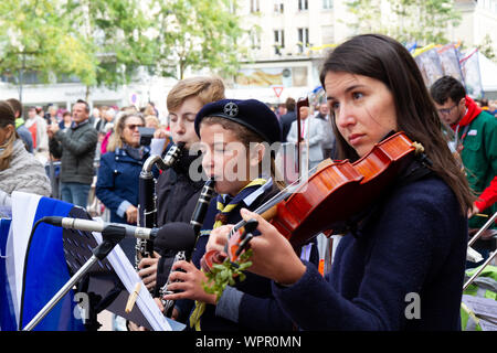 I musicisti suonano durante la celebrazione della festa di Notre Dame du Saint-Cordon (Madonna del santo cordone). Un pubblico la santa Messa nella piazza principale. Foto Stock