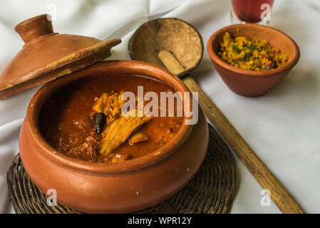 Frutti di mare di Goan curry servita tradizionalmente con succo kokum e gamberetti Foto Stock