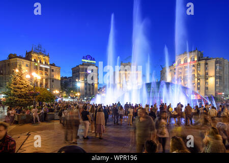 Kiev Kiev: Maidan Nezalezhnosti (Piazza Indipendenza), fontana serale mostra in , di Kiev, Ucraina Foto Stock