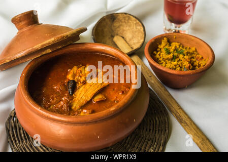 Frutti di mare di Goan curry servita tradizionalmente con succo kokum e gamberetti Foto Stock